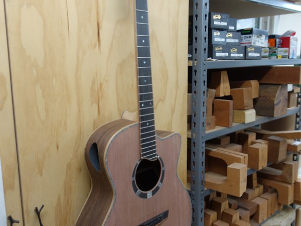 Custom-Small-Jumbo-Guitar-Construction-G117